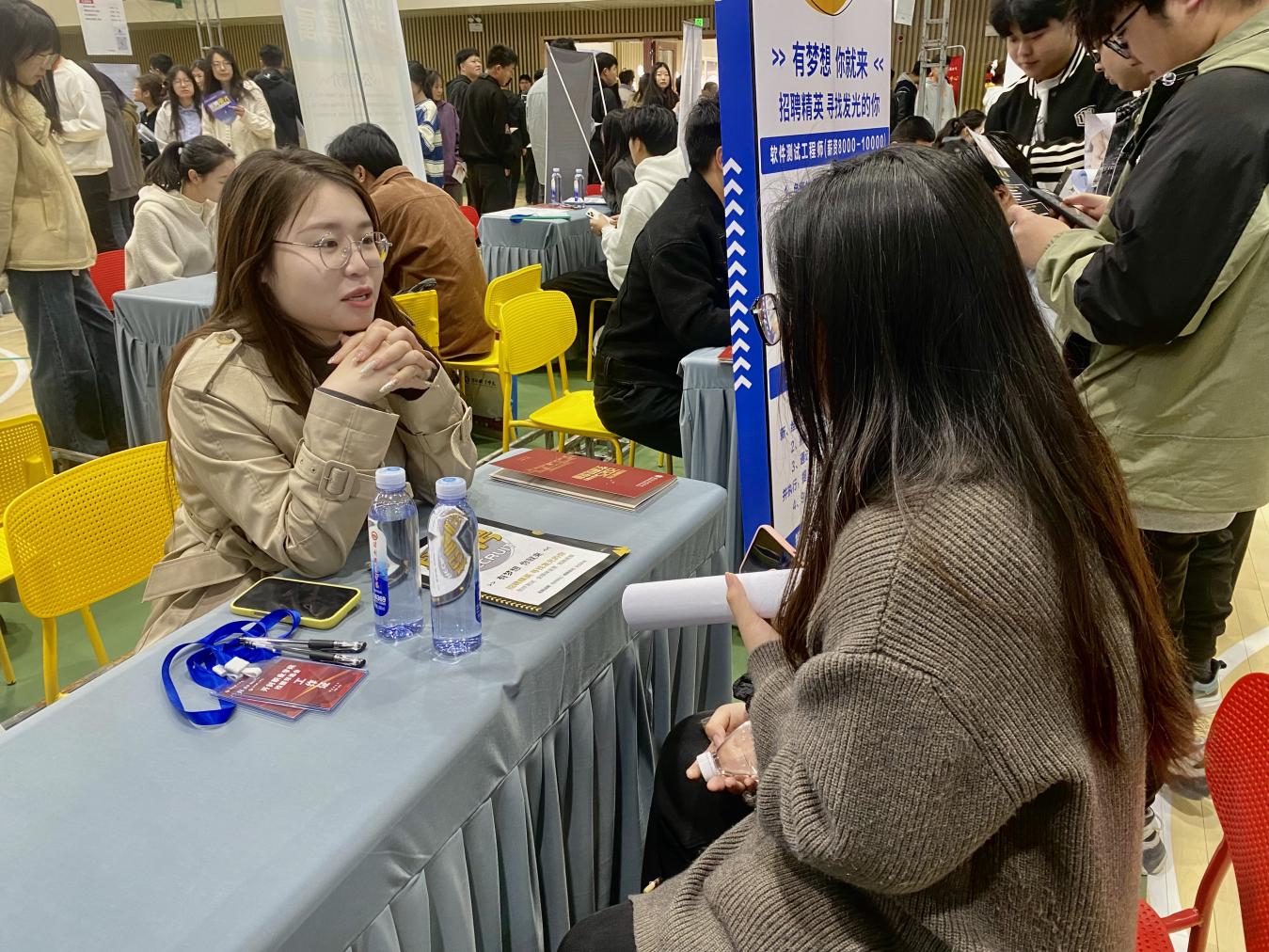 我校成功举办“豫荐未来，青春启航”2025届毕业生春季双选会