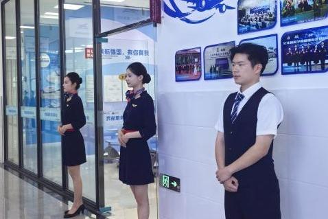 开封职业学院2026职业教育活动周暨校园体验日——我院空乘专业学子展礼仪风采 彰显职教育人成果